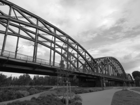 Deutschherrnbrücke und Blick auf das Doppelhochhaus der EZB. Fotografie im August 2020.