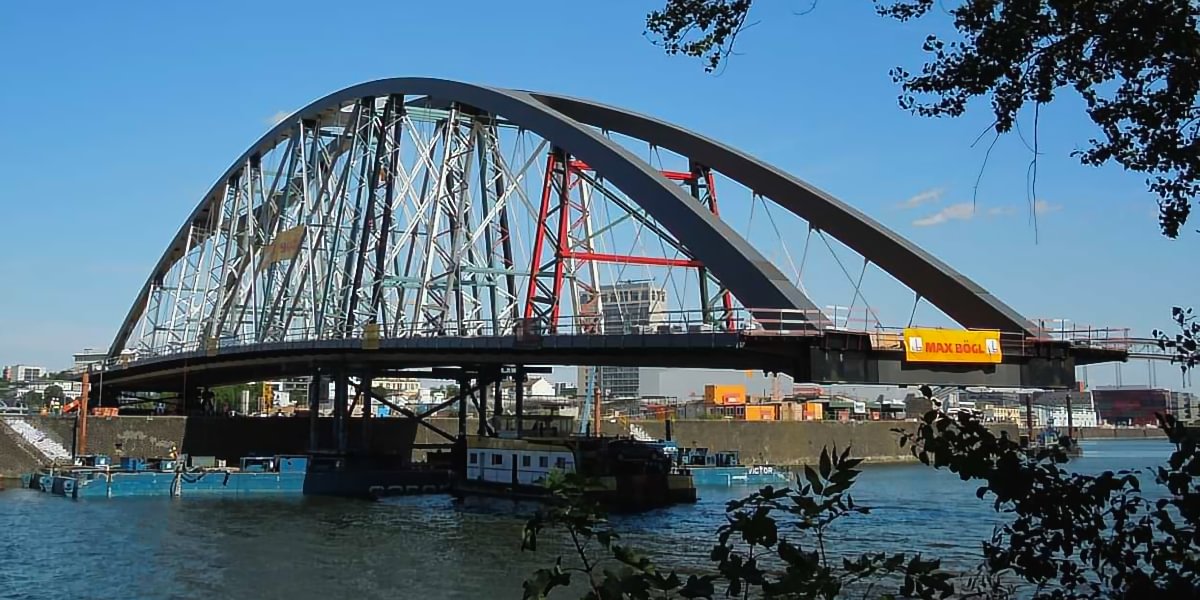 Transport der Osthafenbrücke mainaufwärts mit Pontons und Seilen, 2012.