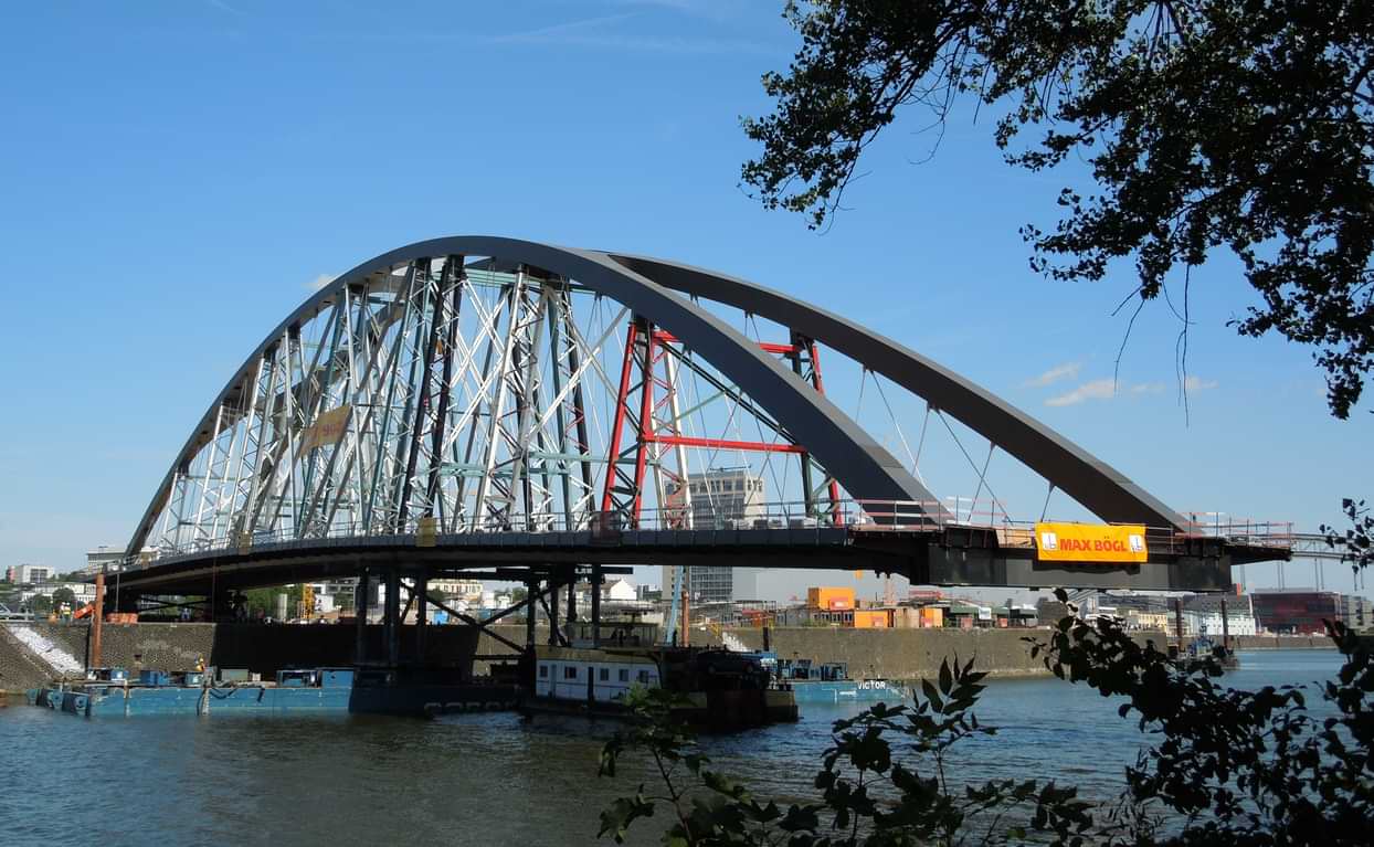 Transport der Osthafenbrücke mainaufwärts mit Pontons und Seilen, 2012.