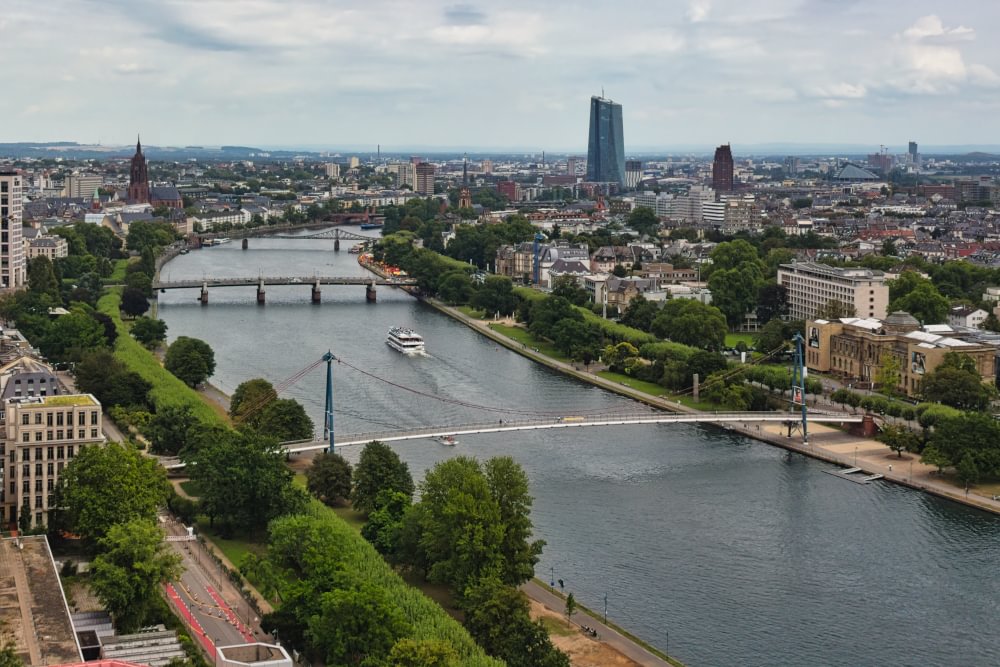 Blick nach Osten vom Main Forum auf die Innenstadt-Mainbrücken, 2024.