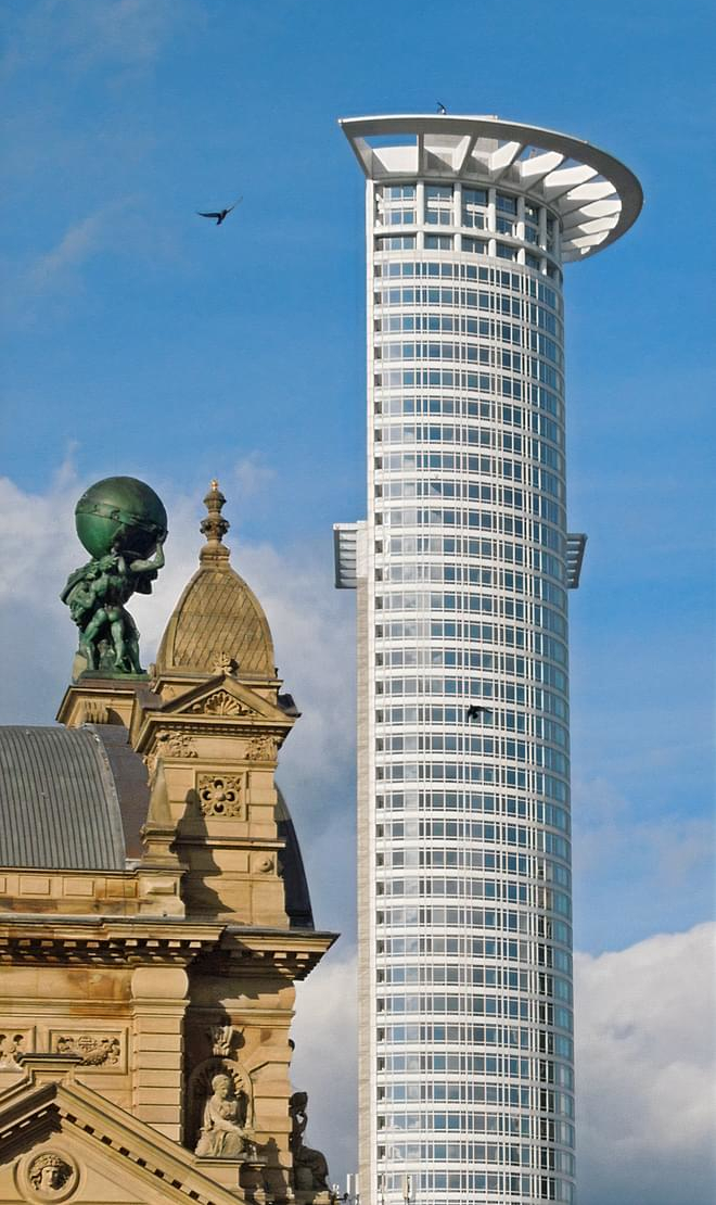 Frankfurter Westend Tower und Atlas-Figurengruppe auf dem Hauptbahnhof, 2020.