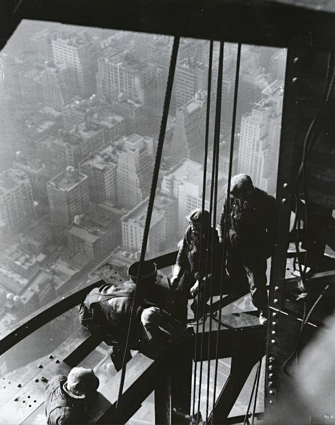 Arbeiter in luftiger Höhe auf dem Empire State Building in New York, 1931.