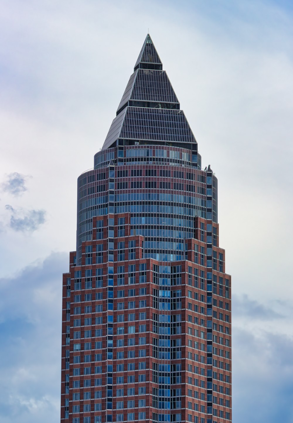 Pyramidenförmiges Kapitell des Messeturms im Mai 2025.