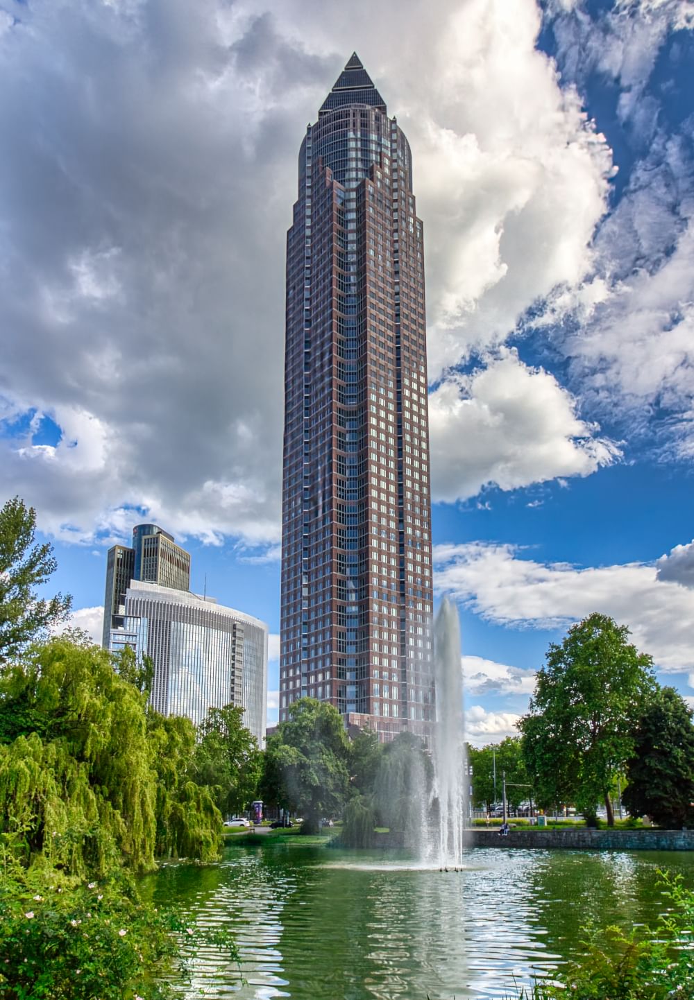 Messeturm von der Ludwig‑Erhard‑Anlage gesehen, 2024.
