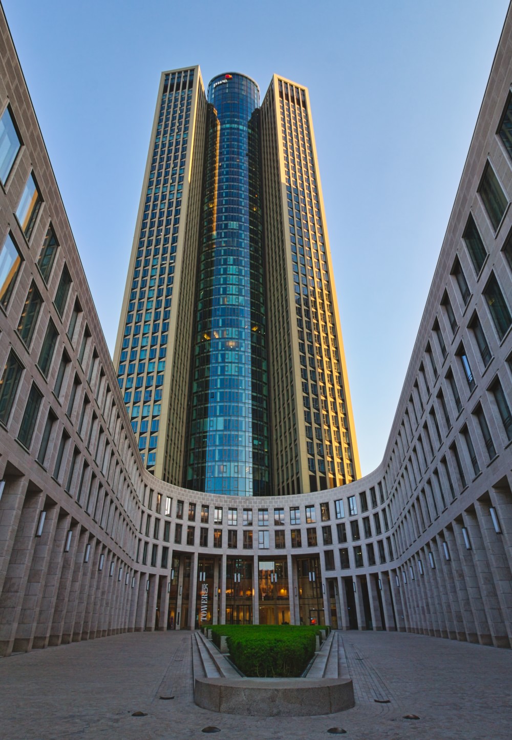 Look up beim Tower 185 in der Friedrich-Ebert-Anlage im Mai 2025.