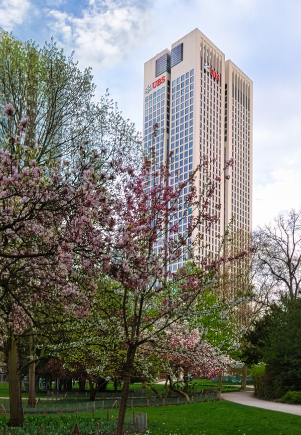 Opernturm mit Blick vom Rothschildpark im Frühling, April 2025.