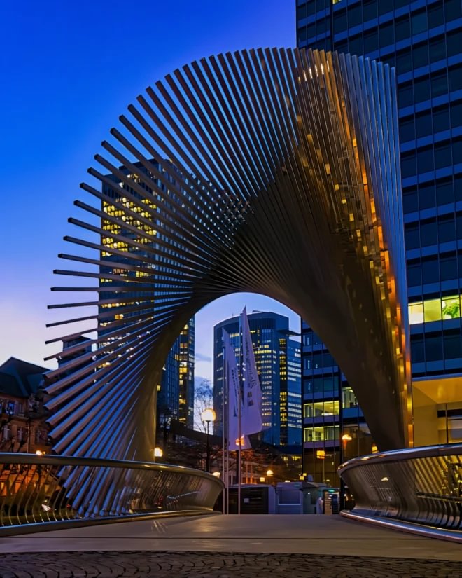 „Die Welt“, Plastik von Andreu Alfaro vor dem City-Haus I, 2024.