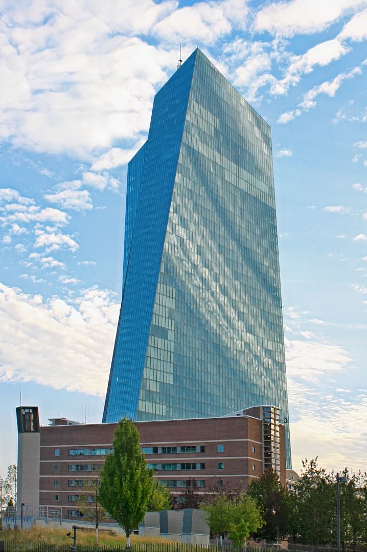 Doppeltürme der EZB mit ehemaliger Großmarkthalle in Frankfurt am Main, 2023.