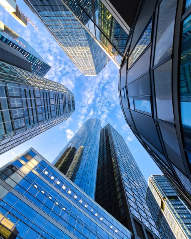 Look up u. a. auf Main Tower und Commerzbank Tower in der Neuen Schlesingergasse, 2025.