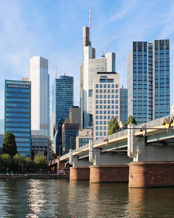 Frankfurter Skyline mit dem Commerzbank Tower und die Untermainbrücke, 2023.