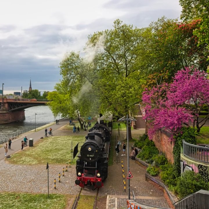 Lokomotive auf dem Tiefkai der Innestadt von der Ignatz-Bubis-Brücke gesehen im Frühling 2024.