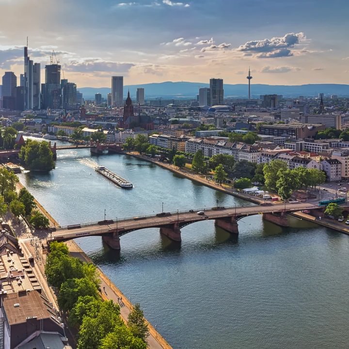 Main mit Ignatz-Bubis-Brücke sowie Skyline vom Main Plaza gesehen, 2023.