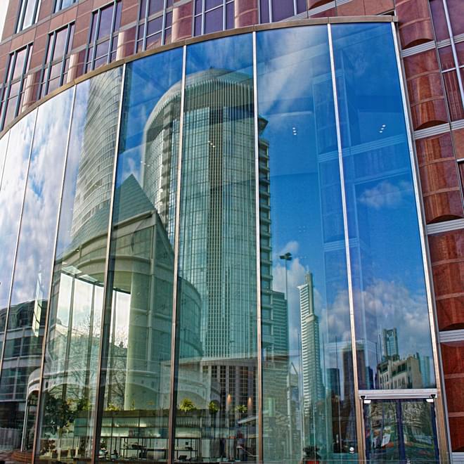 Laminationsgebogene Isolierglaseinheiten der Lobby des Frankfurter Messeturms, 2023