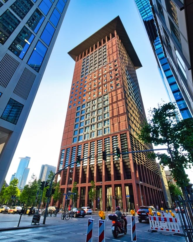 Japan Center an der Straßenkreuzung der Neuen Mainzer Straße mit der Großen Gallusstraße, 2025.