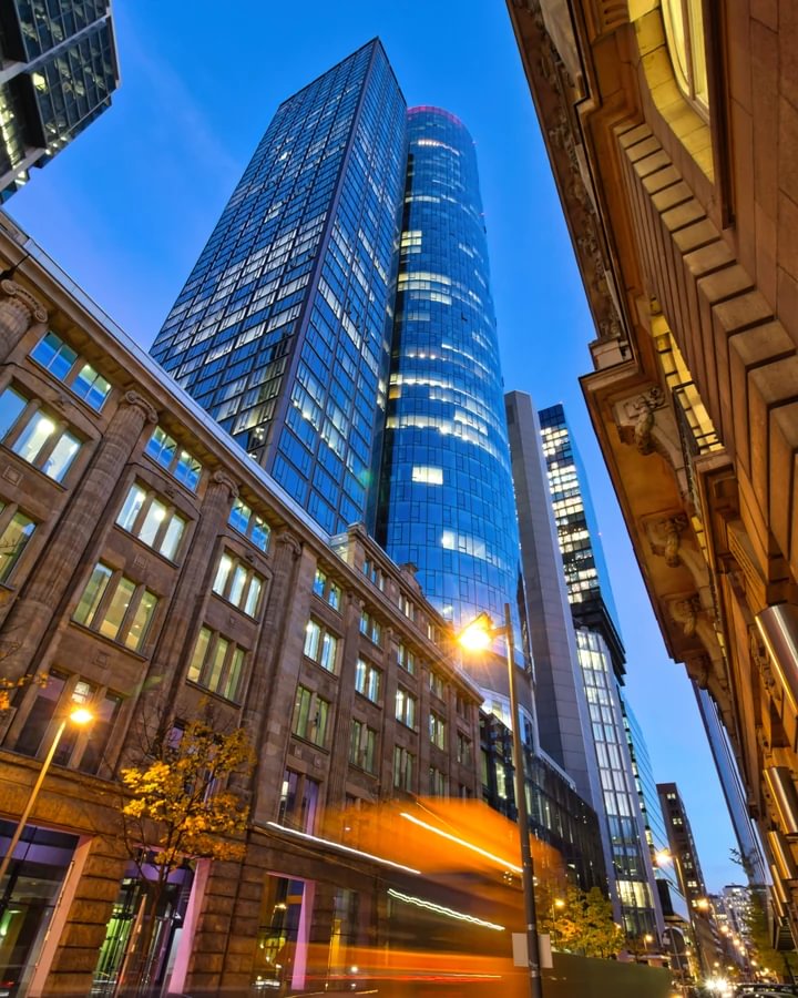 Main Tower mit Sockelgebäude zur Blauen Stunde, gesehen von der Neuen Mainzer Straße, 2025.