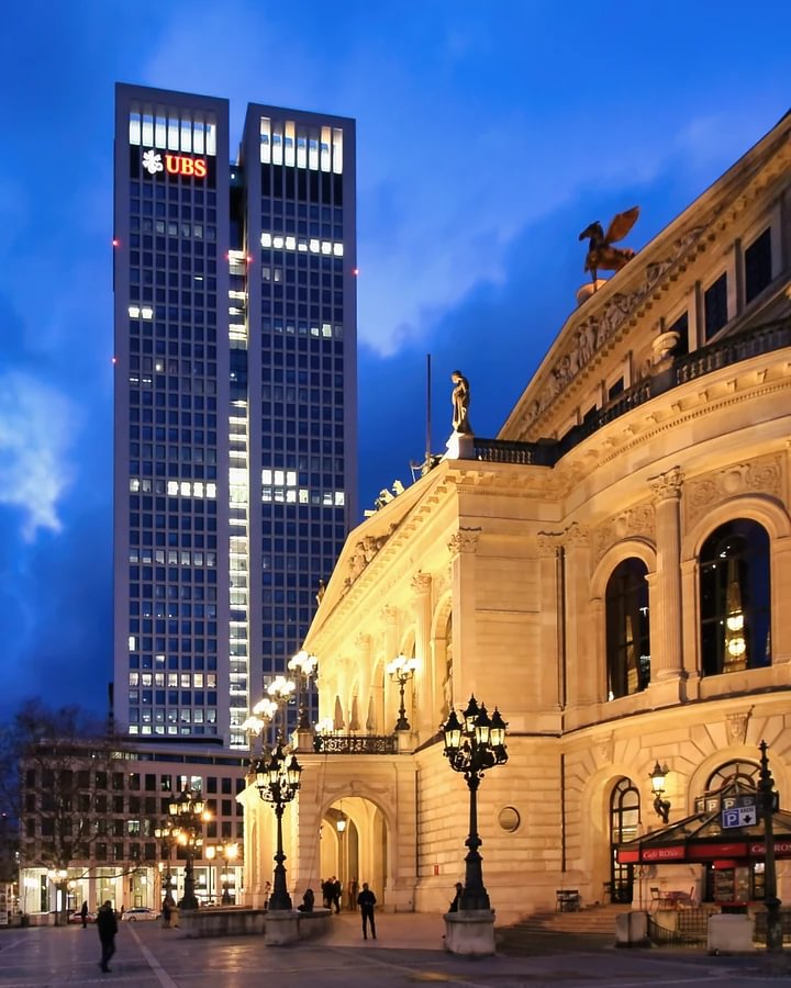 Opernturm und Alte Oper zur Blauen Stunde vom Opernplatz gesehen, 2024.