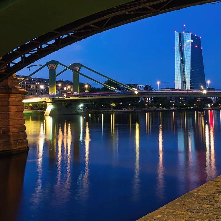 Blick vom Sachsenhäuser Ufer unterhalb der Ignatz-Bubis-Brücke zur EZB, 2025
