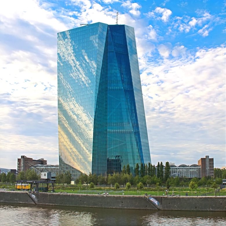 Europäische Zentralbank mit ehemaliger Großmarkthalle vom Sachsenhäuser Flussufer gesehen, 2023.
