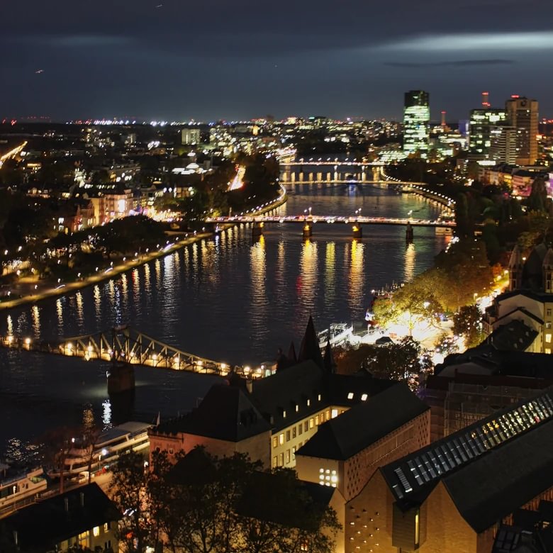 Blick auf Frankfurter Flussbrücken vom Domturm nach Sonnenuntergang, 2023.