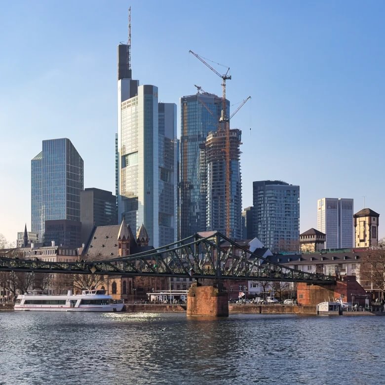 Eiserner Steg vor Skyline vom Sachsenhäuser Ufer aus gesehen, 2024.
