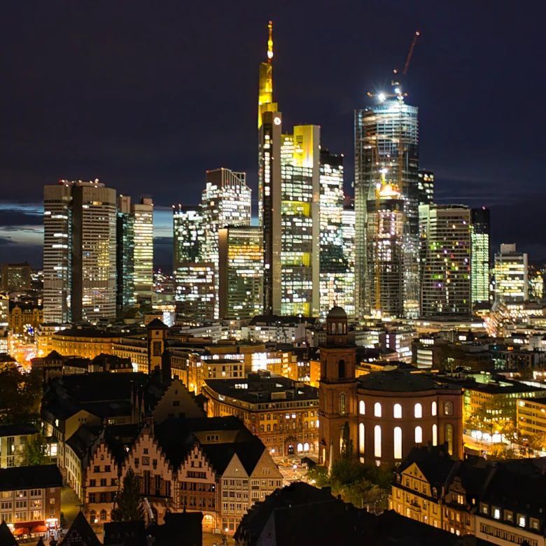 Stadtführungen. Hochhaussilhouette vom Domturm gesehen. Nach Sonnenuntergang am 1. November 2023.