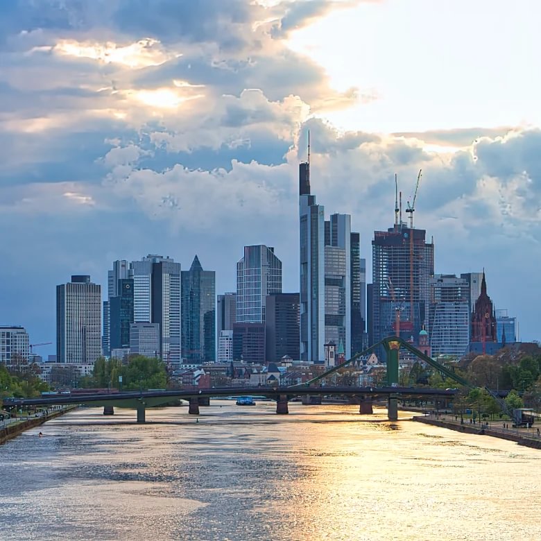 Frankfurter Hochhaussilhouette nach einem Gewitter mit Blick von der Deutschherrnbrücke, April 2023.