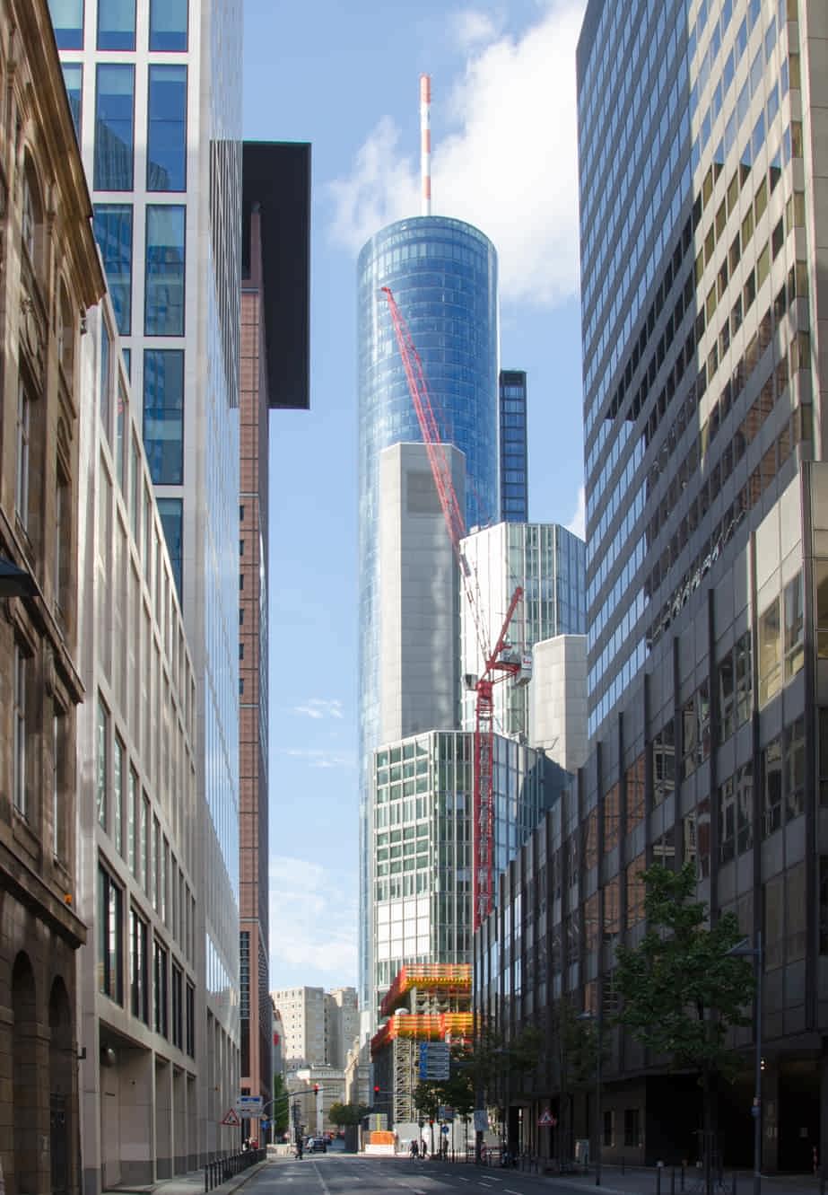 Bild zur Führung. Neue Mainzer Straße mit Main Tower (Aussichtsplattform). Frankfurt, September 2017.