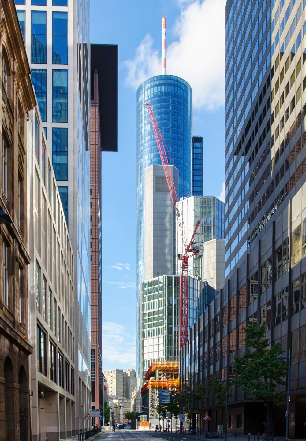 Neue Mainzer Straße mit Main Tower und Aussichtsplattform, September 2017.
