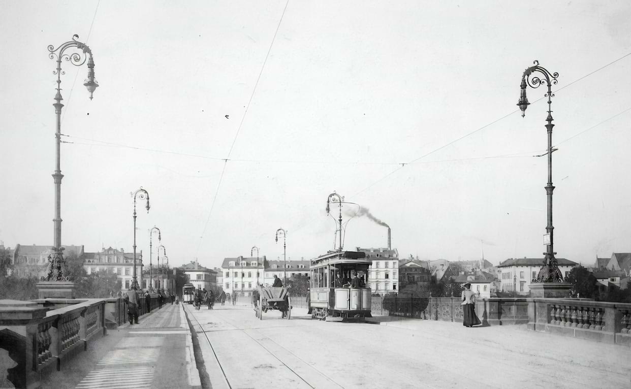 Straßenbahn auf der Frankfurter Untermainbrücke, nach 1898.