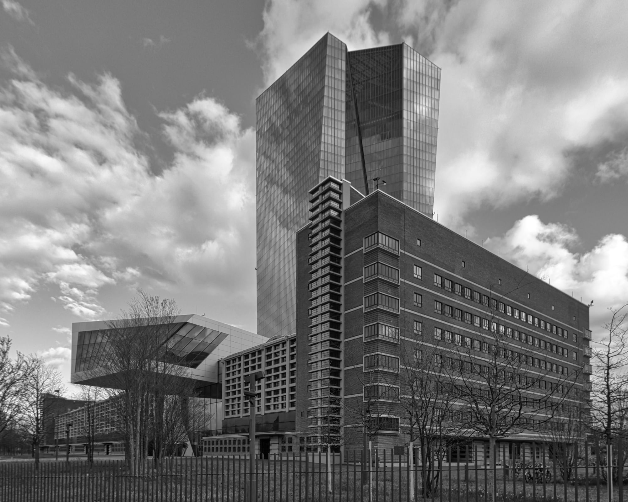 Europäische Zentralbank mit ehemaliger Großmarkthalle und Eingangsbauwerk, 2024.