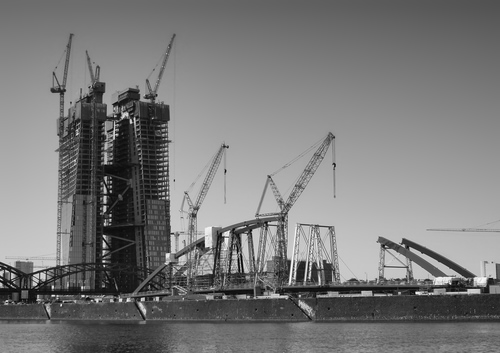 Europäische Zentralbank und Osthafenbrücke auf der Ruhrorter Werft im Bau, 2012.