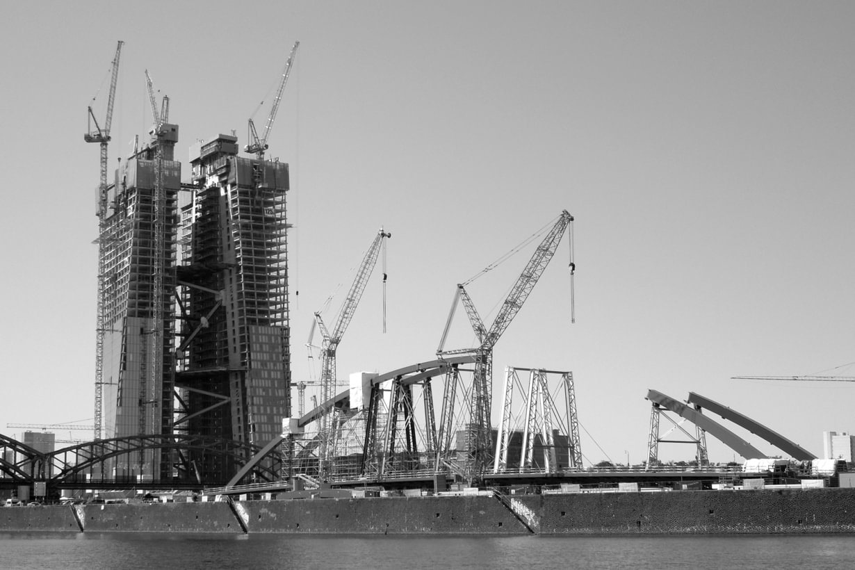 Europäische Zentralbank und Osthafenbrücke auf der Ruhrorter Werft im Bau, 2012.
